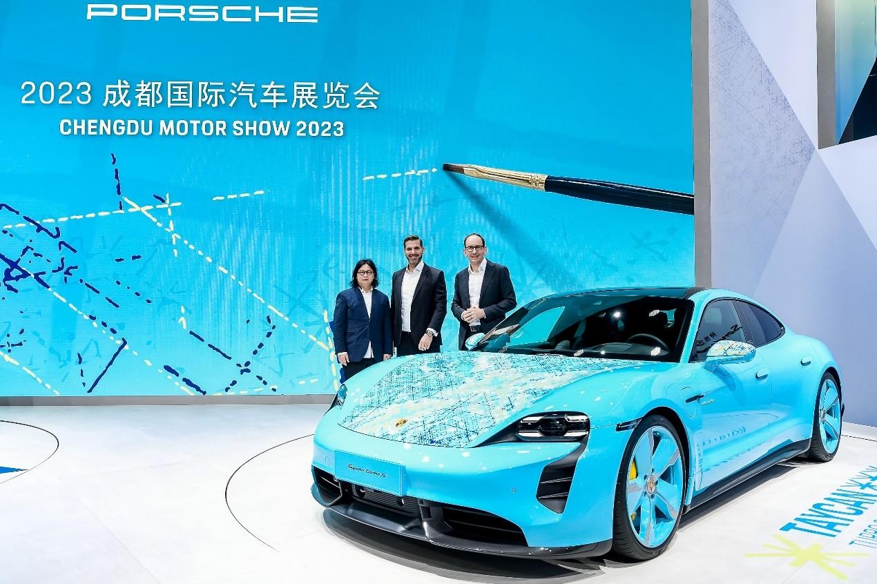 2023成都国际汽车展览会,艺术家丁乙用画作为 Taycan Turbo S赋予个性魅力