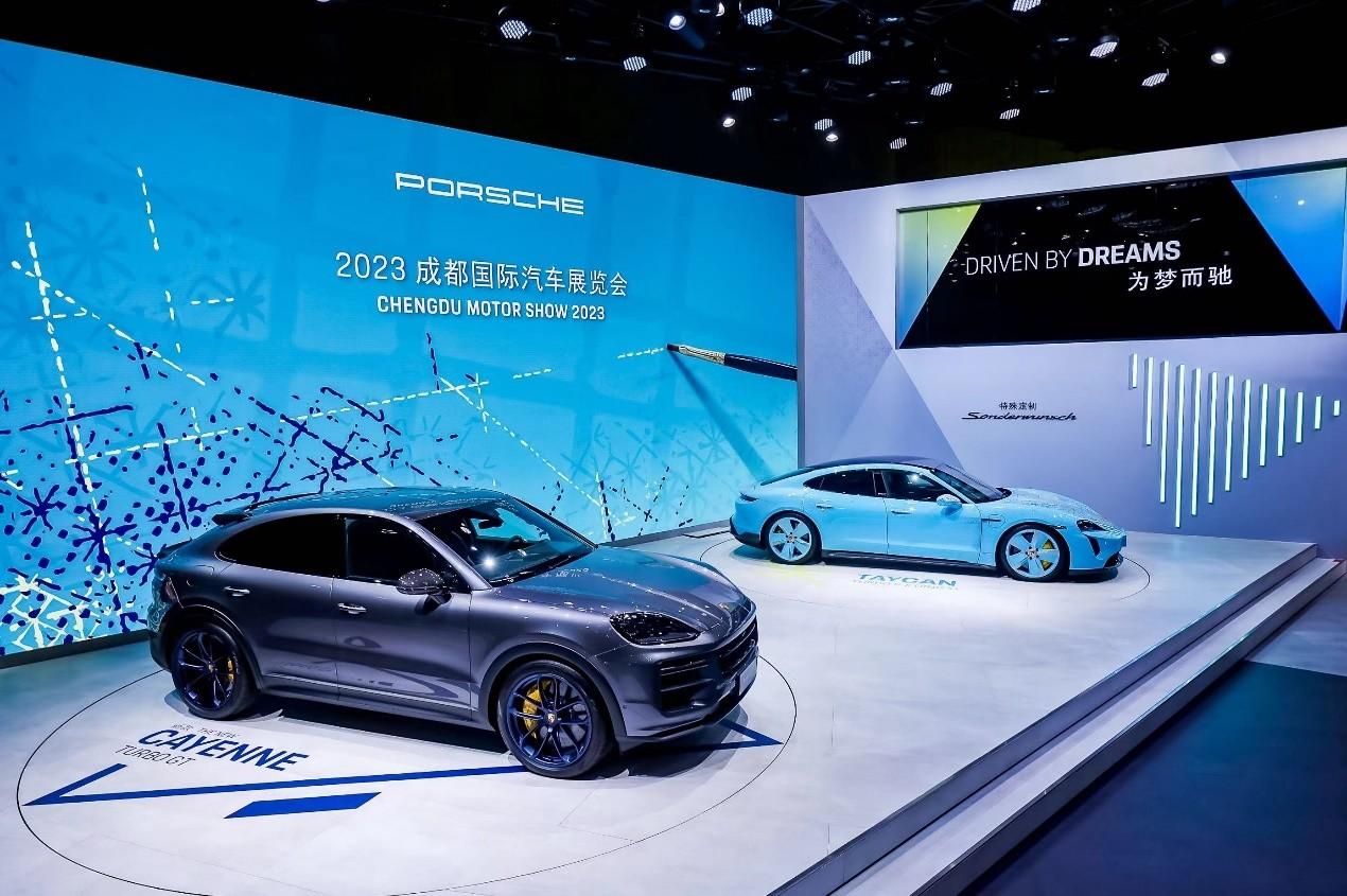2023成都国际汽车展览会,艺术家丁乙用画作为 Taycan Turbo S赋予个性魅力