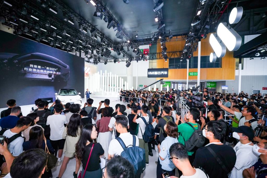 预售价格区间23万-30万元,#史上最强6系 智己LS6全球首秀成都车展