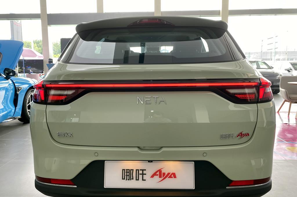 实拍哪吒AYA，五座大空间是真的大，智能配置也可以如此丰富