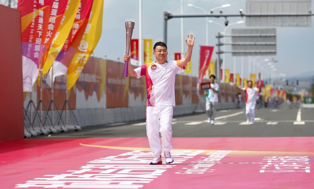亚运火炬在宁波传递,吉利银河L7、领克09全程带电护航
