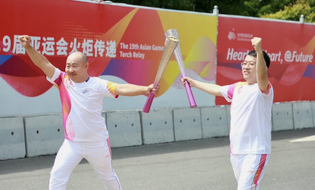 亚运火炬在宁波传递,吉利银河L7、领克09全程带电护航