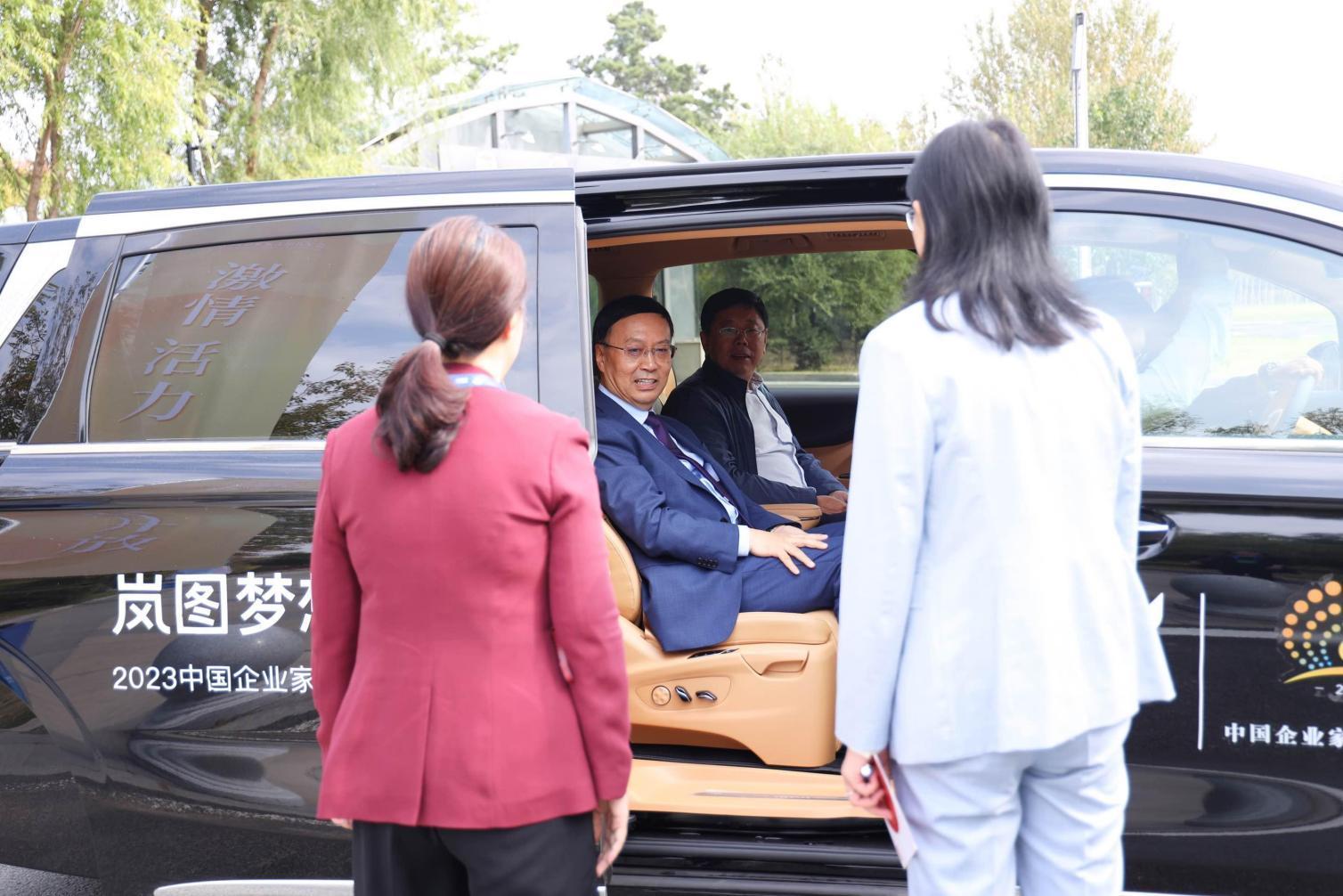 彰显高端品牌魅力 岚图汽车实力护航2023中国企业家太阳岛年会