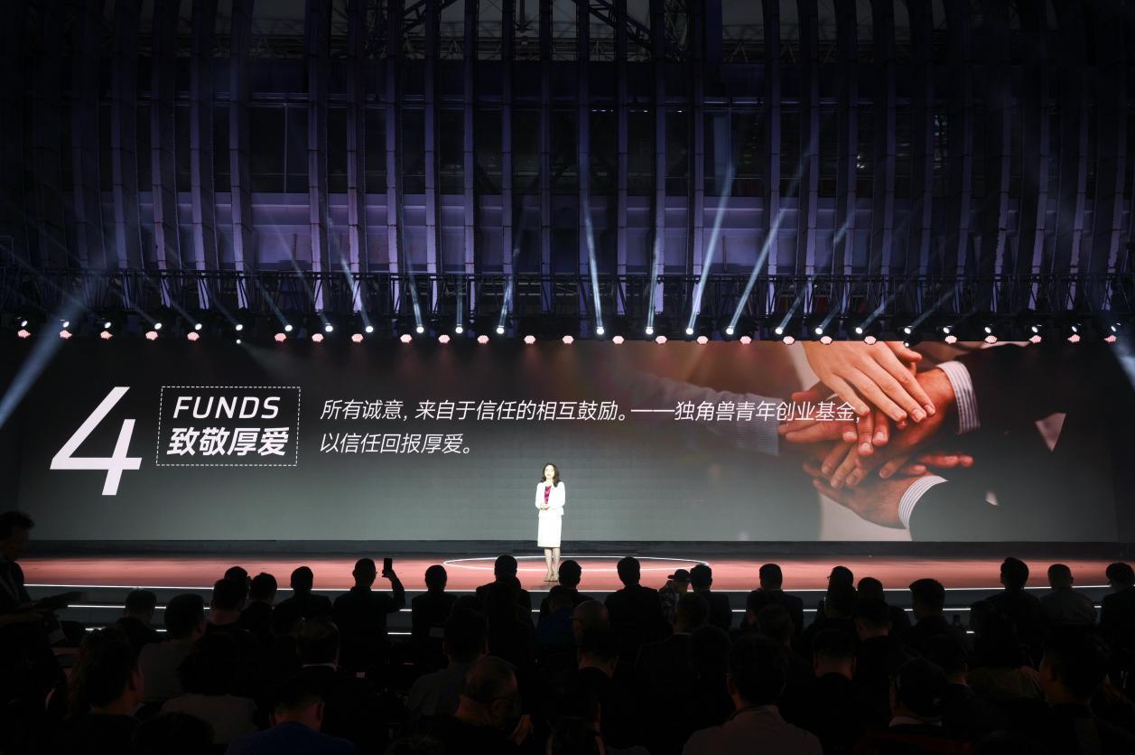 纯电高端MPV市场颠覆者,独角兽豪华座驾合创V09正式上市交付