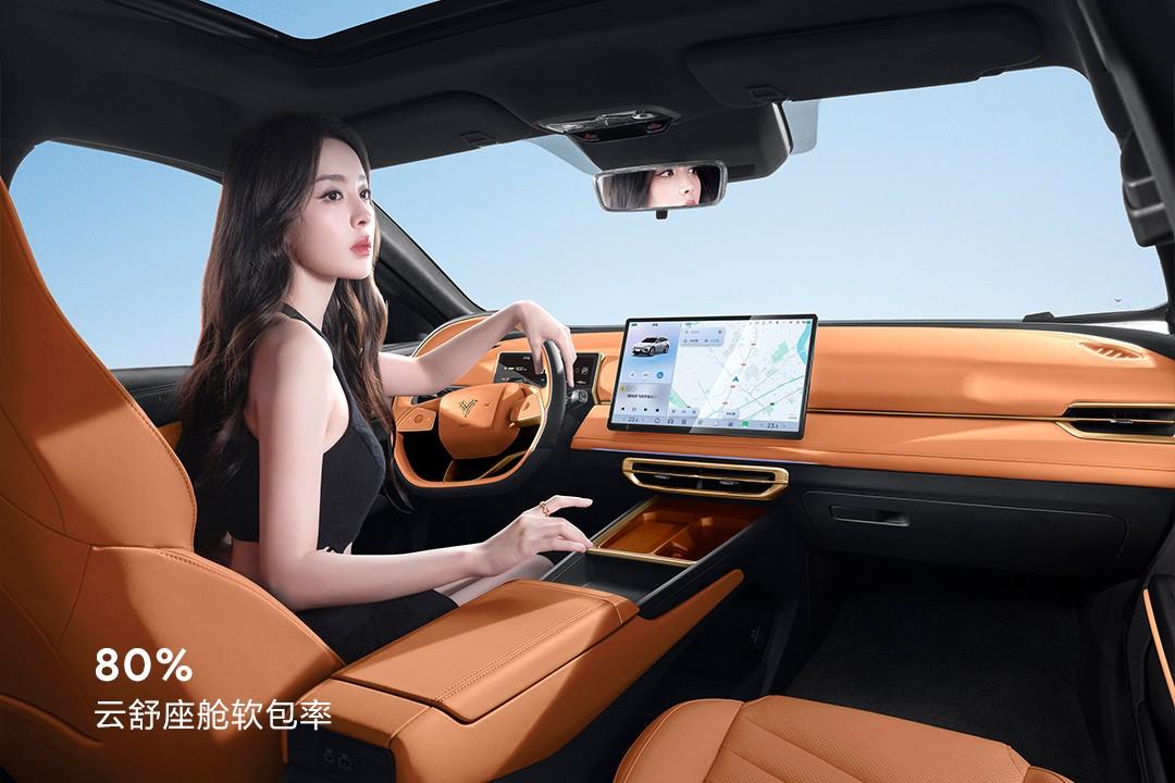 纯电车“卷”成啥样了?外观智能全升级,哪吒X只需10.88万元起