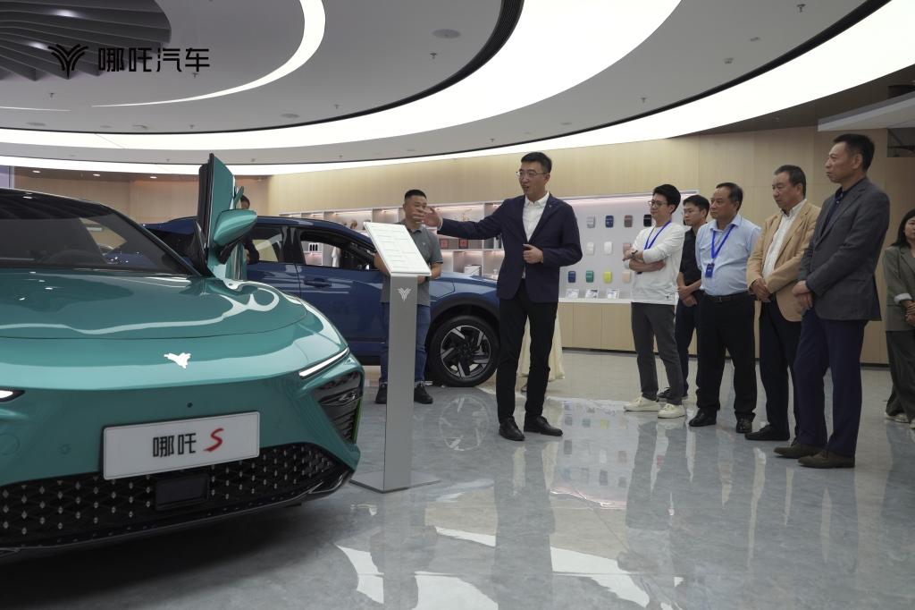 中国汽车流通协会走进哪吒汽车，携百强经销商共话行业新发展