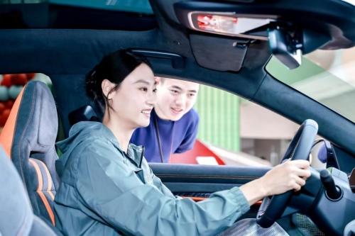 极氪亚运冠军赠车仪式在京举办,迎来首位冠军车主撑竿跳高女王李玲