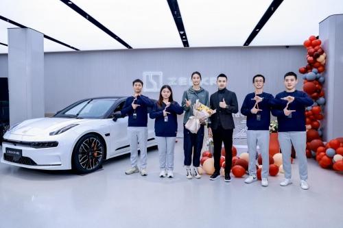 极氪亚运冠军赠车仪式在京举办,迎来首位冠军车主撑竿跳高女王李玲