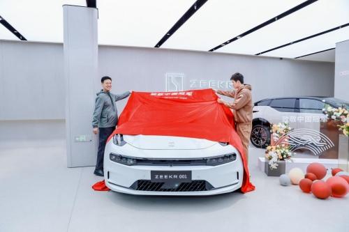 致敬中国冠军 极氪再向亚运冠军赠送三台车