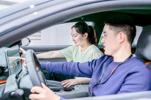 致敬中国冠军 极氪再向亚运冠军赠送三台车