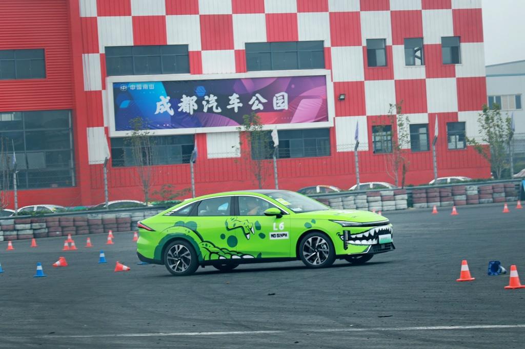 “品质三剑客”同台竞技 吉利银河L6诠释何为巅峰