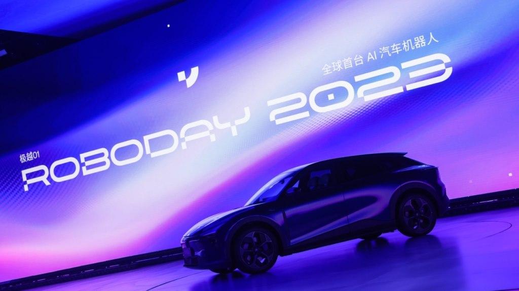 全球首台AI汽车机器人极越01上市售价24.99万-33.99万元