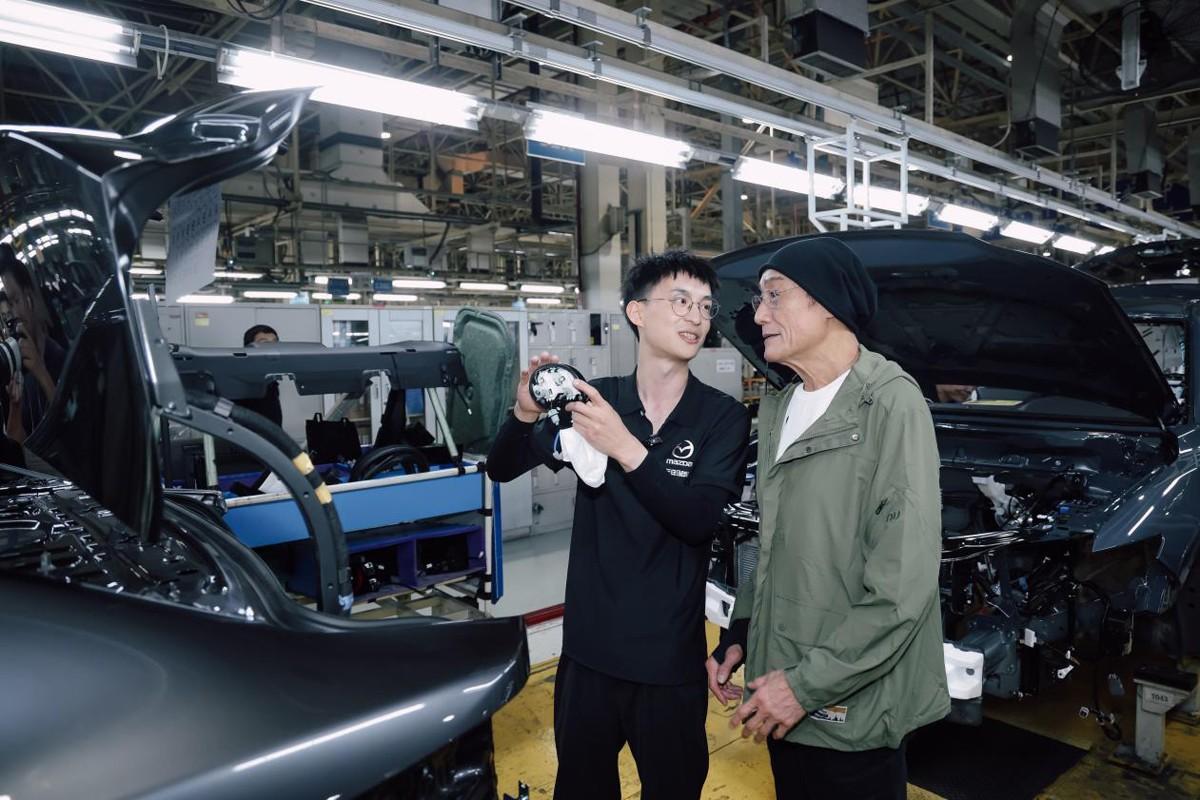 影帝梁家辉首次走进长安马自达南京工厂，搭载四驱系统，MAZDA CX-50行也HEV正式下线