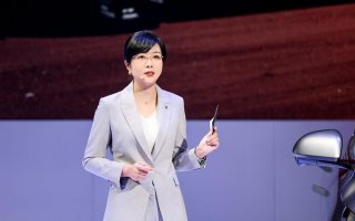 广州车展现家车天花板？极狐汽车阿尔法T5全球首秀引围观