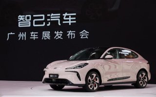 金晨亲手交付“超级爆品”，广州车展百人喜提智己LS6