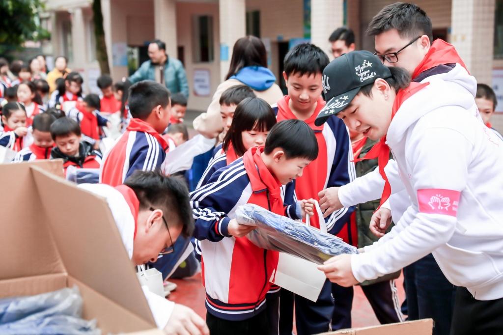 阿维塔“为爱同行”公益助学走进大山,为山区孩童启迪未来