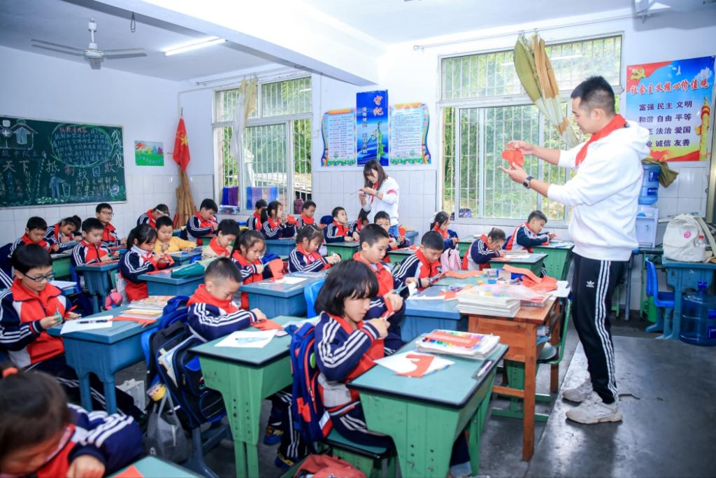 阿维塔“为爱同行”公益助学走进大山,为山区孩童启迪未来