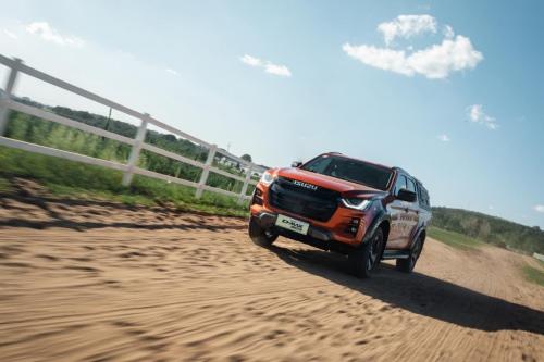 不负顶流实力!D-MAX V-CROSS斩获钜轮奖·年度卓越高端皮卡奖
