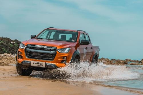 不负顶流实力!D-MAX V-CROSS斩获钜轮奖·年度卓越高端皮卡奖
