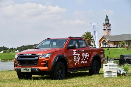 不负顶流实力!D-MAX V-CROSS斩获钜轮奖·年度卓越高端皮卡奖