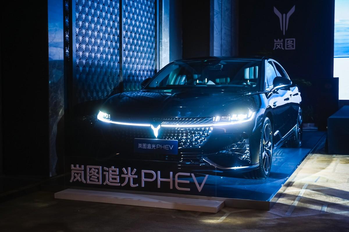 搭载百万级可预判魔毯底盘 岚图追光PHEV成都区域上市