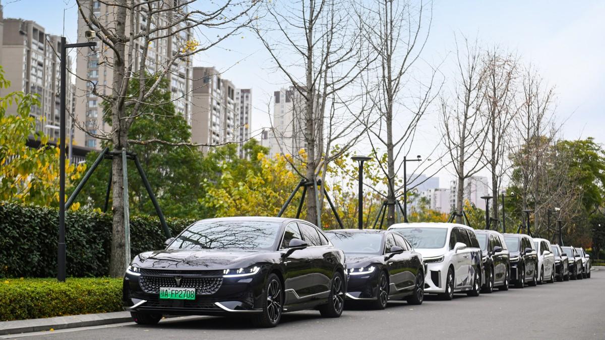 搭载百万级可预判魔毯底盘 岚图追光PHEV成都区域上市