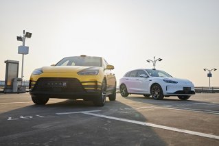 问界M5演绎极致操控，行业首次3600°速倒刷圈震惊业界