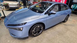 打车不如开车 城市小白领喜提阔气家轿