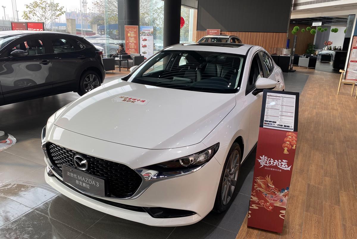探店长安马自达，年终购车最划算，8.99万元起就可以买昂克赛拉