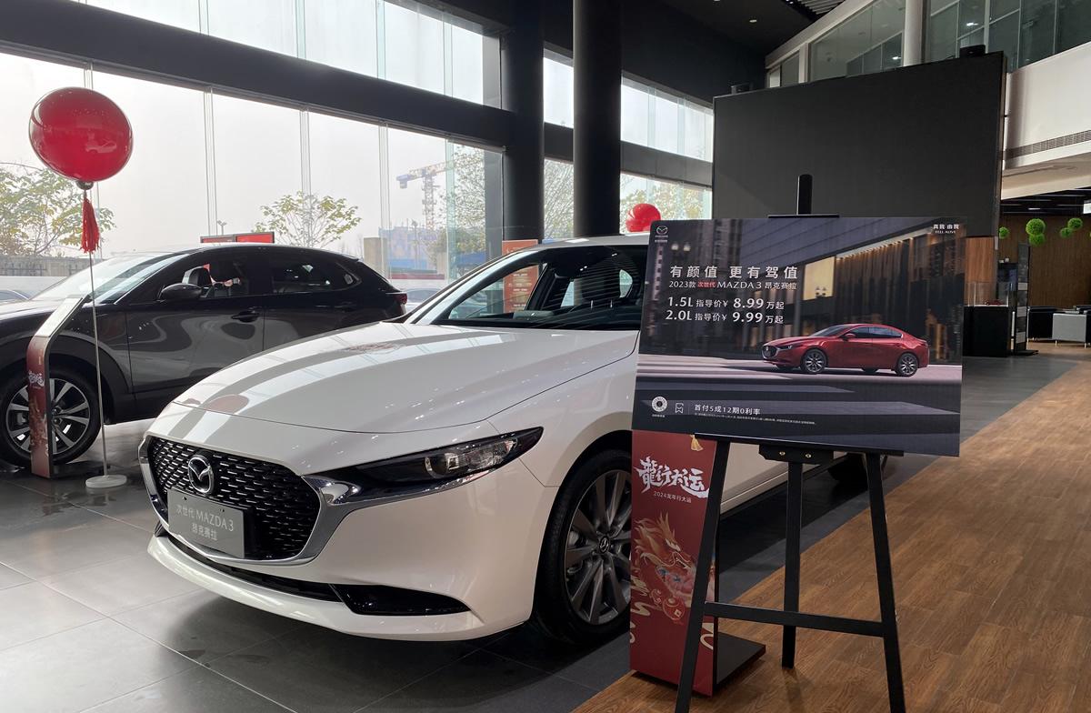 探店长安马自达，年终购车最划算，8.99万元起就可以买昂克赛拉