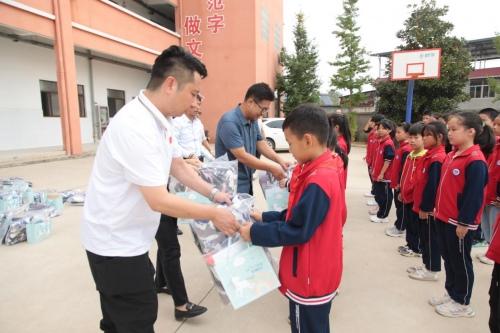 只要实力够硬,大奖拿到手“软”!江西五十铃斩获多项行业殊荣