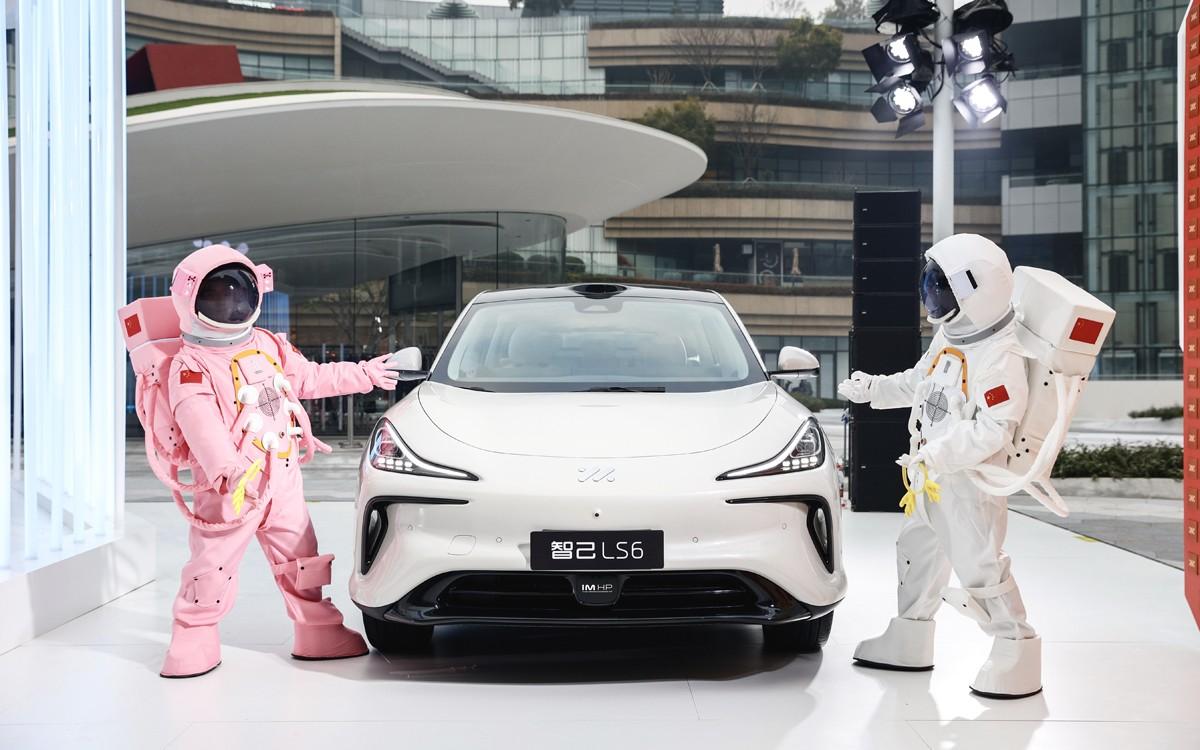 “未来智舱”,飞越2024巨型宇宙飞船空降成都!智己LS6跨年限定特展火爆启幕