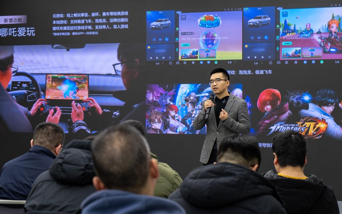 12万级纯电SUV哪吒X，智能车机能玩出什么样的花活儿？