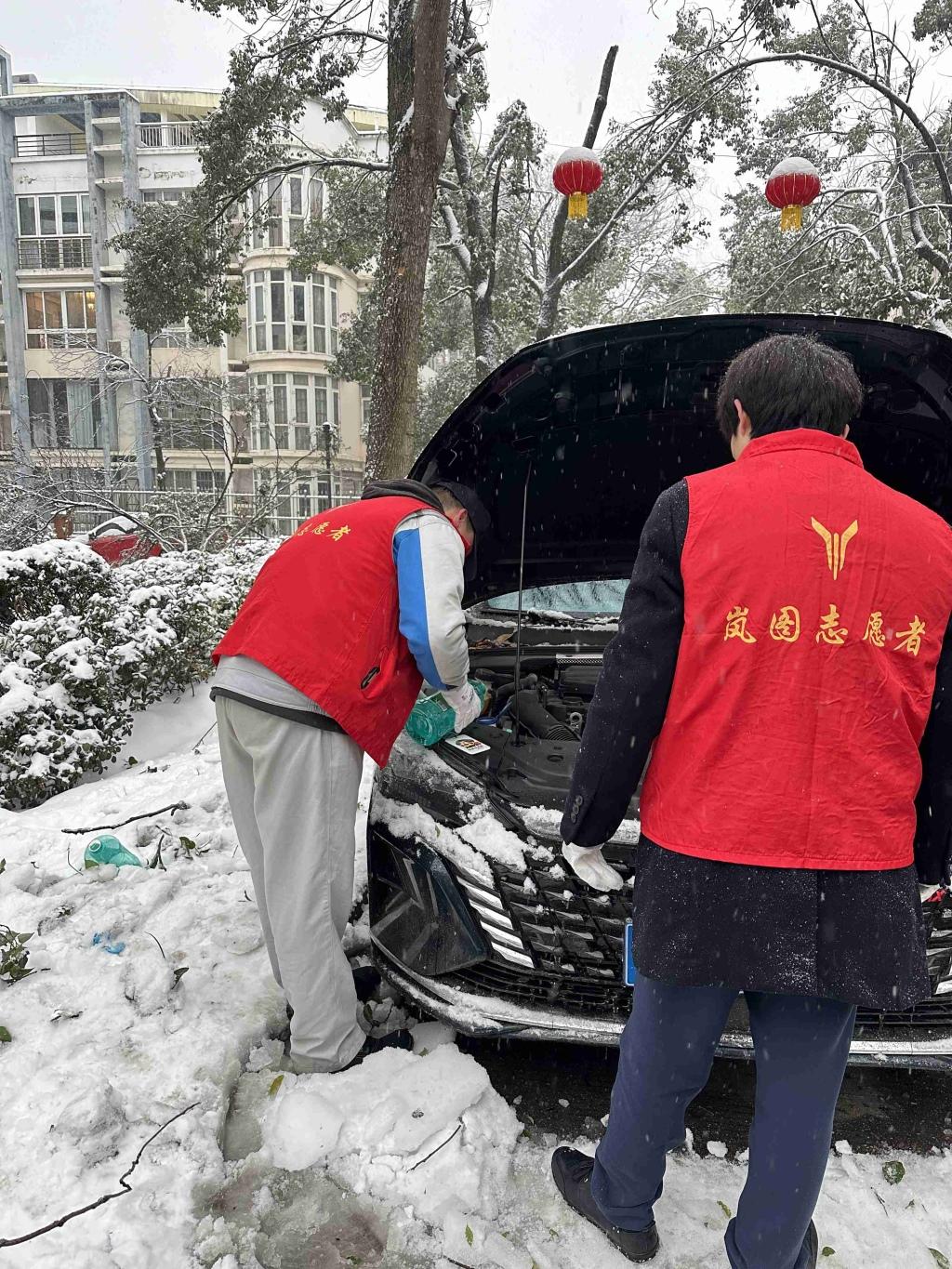 岚图汽车支援湖北高速交警 护航春运平安路