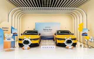 极氪007四驱性能版“功夫黄”开启全国交付 首批展车已到店
