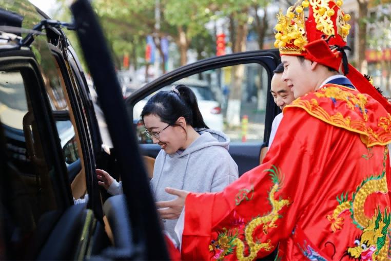 百车庆春晚 惊喜大派送  岚图首辆“春晚锦鲤车”宁波开启交付