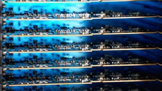 亿咖通科技智能制造实现里程碑突破，吉咖汽车电子完成首批样件生产