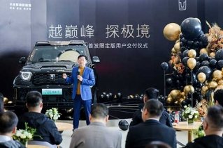 坦克700 Hi4-T限定版开启交付 长城汽车董事长魏建军亲自交车