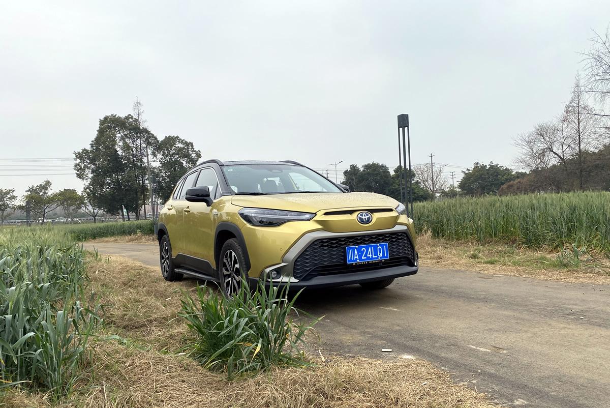 试驾锋兰达，2.0L第五代智能电混双擎开起来很平顺，省油也是硬道理