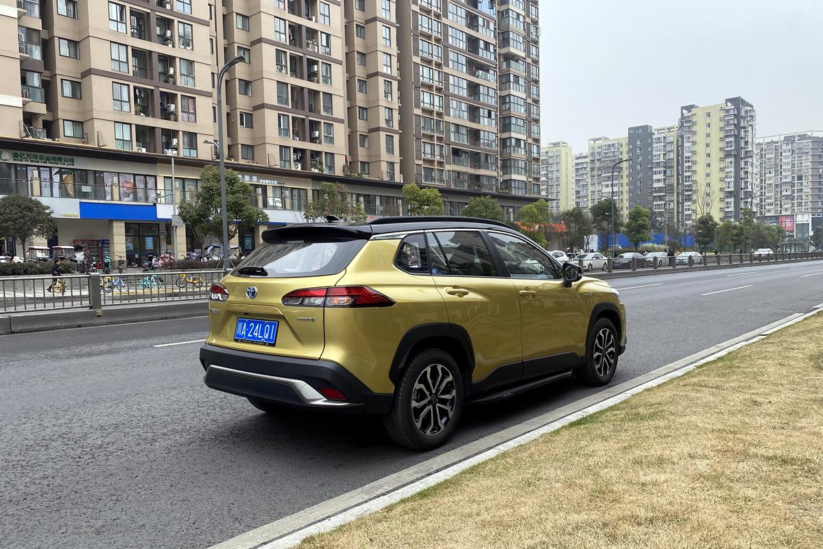 试驾锋兰达，2.0L第五代智能电混双擎开起来很平顺，省油也是硬道理