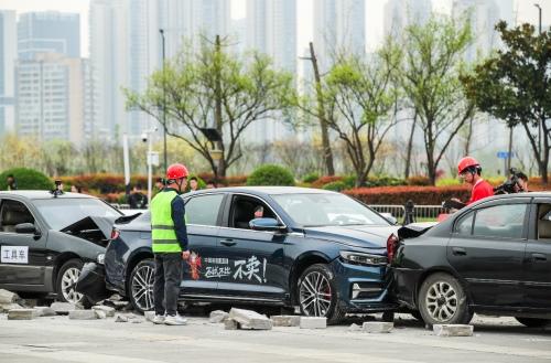 “魔鬼秋千”“极限五连撞”两大试炼尽显安全底色,吉利中国星双车加新上市