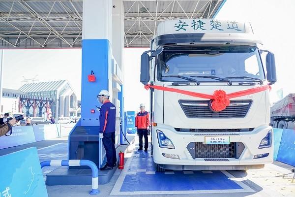 湖北首条氢能示范线启动,首批30台东风氢能重卡投入运营