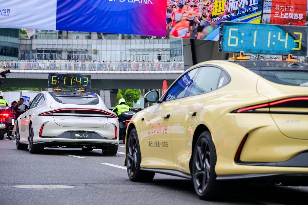 “超级智能轿车”智己L6担任2024上海半程马拉松官方计时车