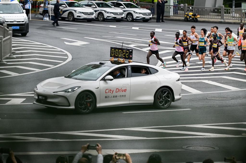 “超级智能轿车”智己L6担任2024上海半程马拉松官方计时车