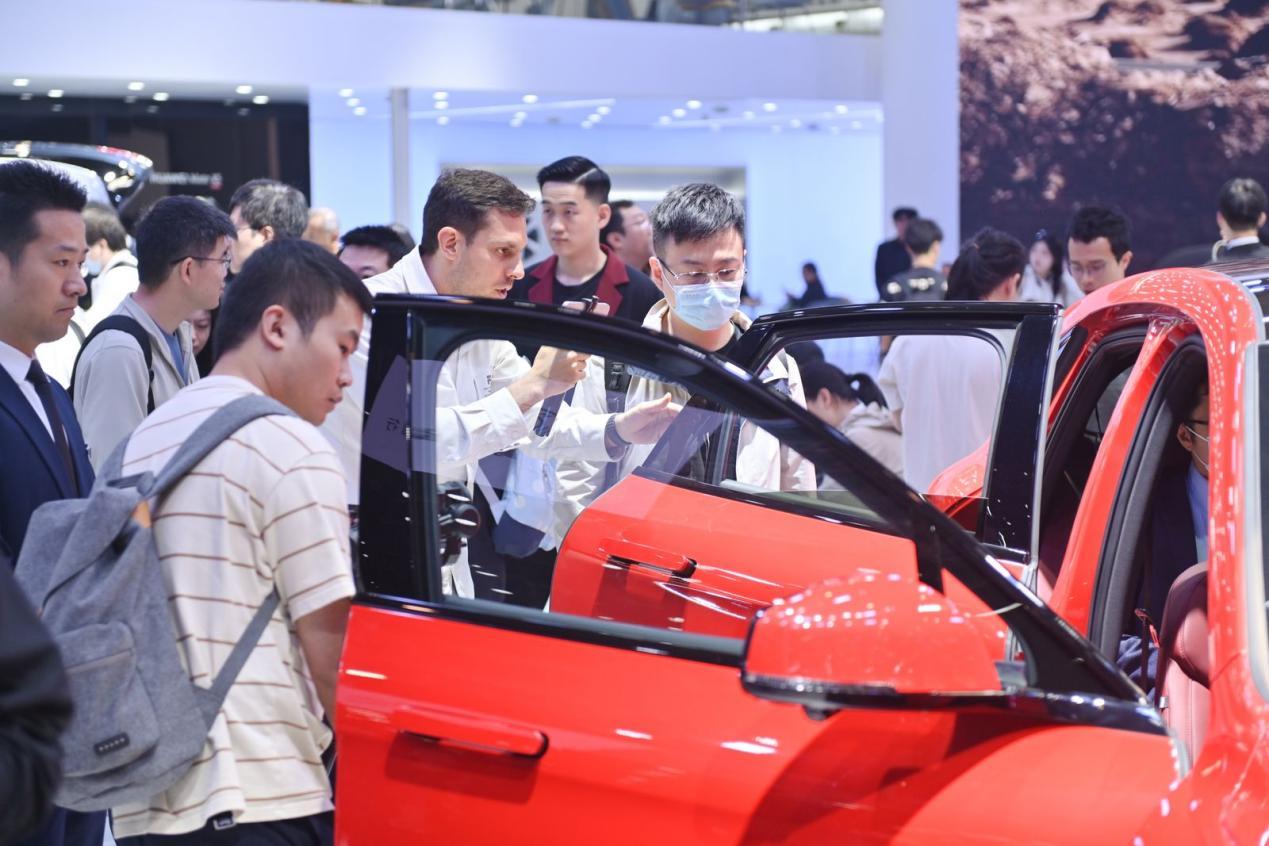 问界新M5惊艳登陆北京国际车展,树立智能驾驶风向标