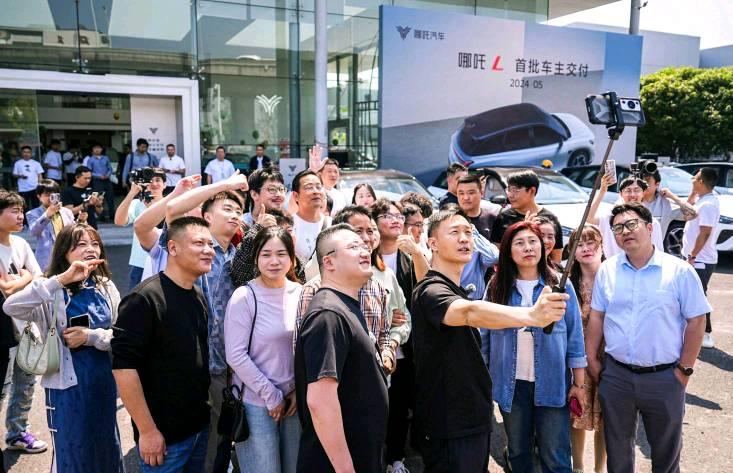 哪吒L开启首批交付,哪吒汽车CEO张勇亲自交车
