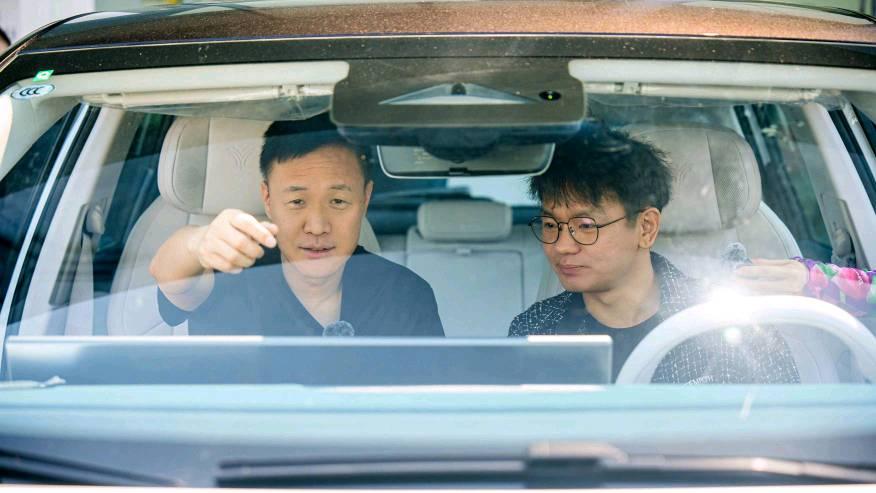 哪吒L开启首批交付,哪吒汽车CEO张勇亲自交车