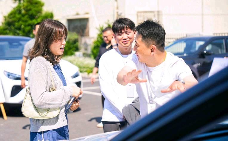 哪吒L开启首批交付,哪吒汽车CEO张勇亲自交车
