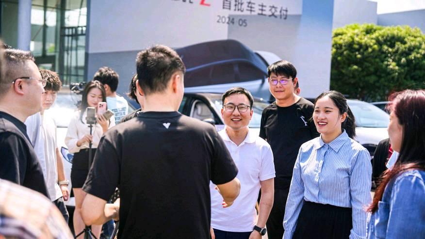 哪吒L开启首批交付,哪吒汽车CEO张勇亲自交车