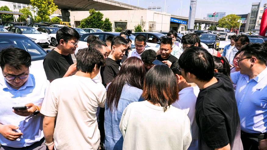 哪吒L开启首批交付,哪吒汽车CEO张勇亲自交车
